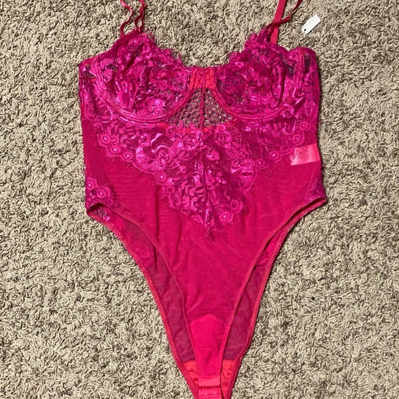 Akira Gisele Lace Bodysuit - Picture 3 of 4